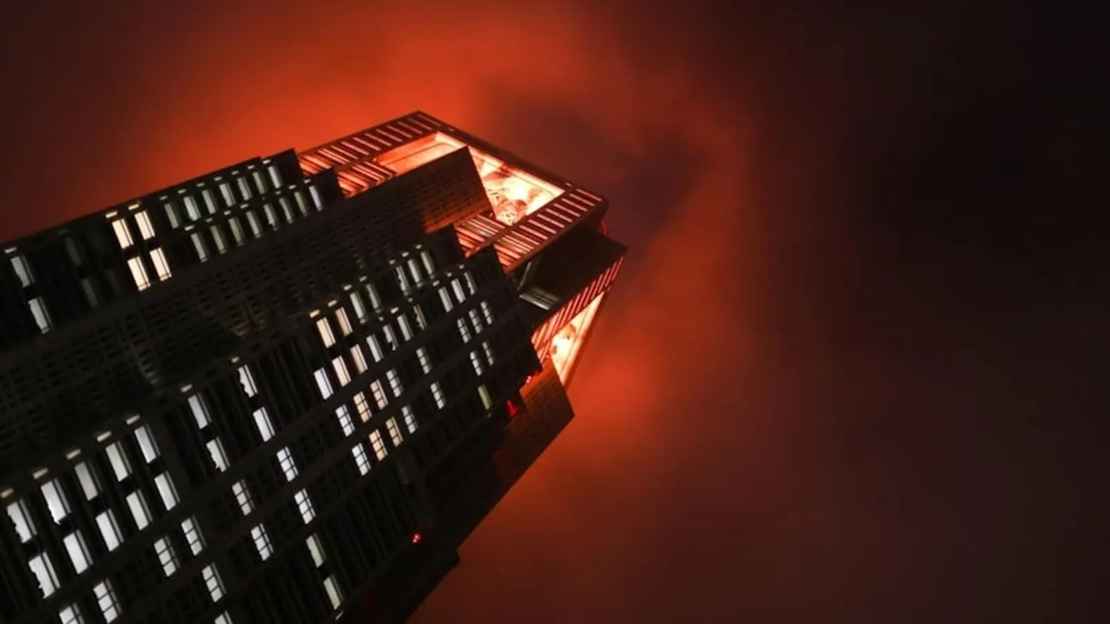 fire in Oakland, apartment building, firefighters